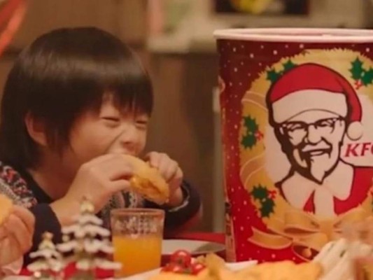 Japón<br/>En Japón las familias acostumbran a celebrar Navidad comiendo pollo frito de Kentucky Fried Chicken el 23 y 24 de diciembre.<br/>