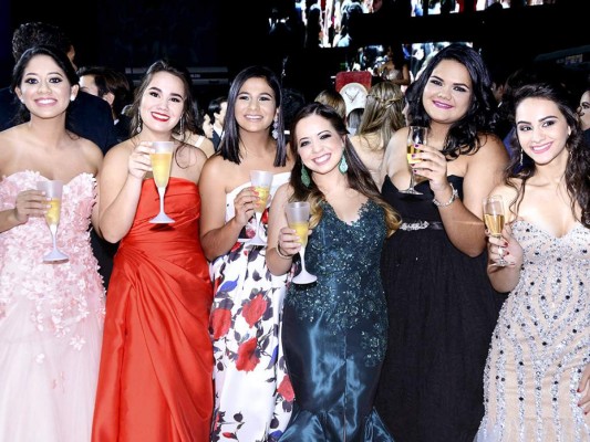 Glamour en la gala de la Escuela Internacional Sampedrana