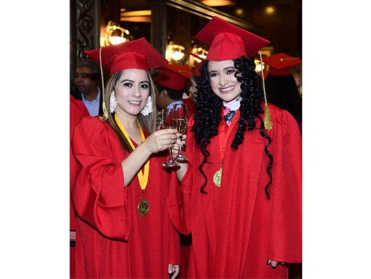 Las graduadas Rita Almendares y Norma Urrea. Foto: Joseph Amaya