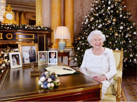 La Familia Real británica mantiene una antigua tradición de compartir cada Navidad una postal familiar con el objetivo de desearle lo mejor a sus seguidores. Por eso, te mostraremos algunas de ellas.