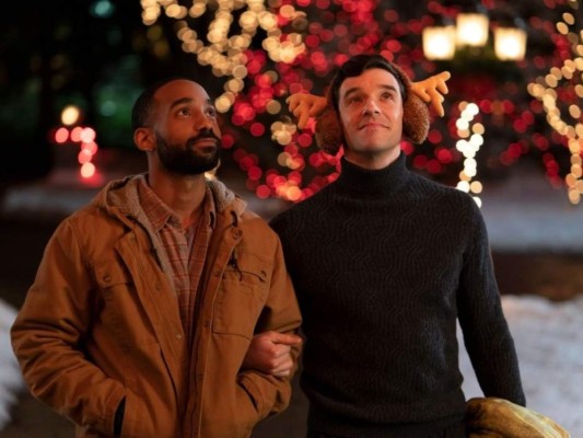 Soltero en Navidad. Peter le pide a su amigo que finja ser su novio para llevarlo a casa para la fiesta de Navidad. Estreno: 2 de diciembre.
