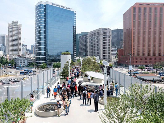 Parque elevado 7017 Corea del Sur <br/>Visita el periférico que Corea convirtió en parque Público. Para 1970 el gobierno de Seúl decidió construir un segundo piso vehicular para combatir el trafico, este con el pasar del tiempo quedo inservible por lo que optaron en transformarlo en una de las áreas verdes más visitados.<br/>