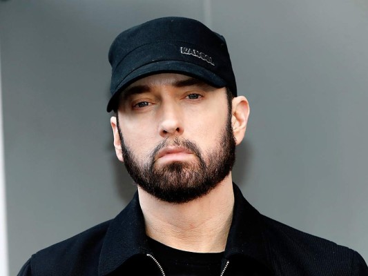 Eminem. cumplio doce años limpio de drogas. 'Mi adicción comenzó a convertirse en un problema durante la filmación de 8 Mile. Pasábamos 16 horas en el set y había muy poco tiempo para dormir. Un día alguien me dio Ambien y me mandó directo a dormir. En ese momento dije 'necesito esto todo el tiempo', así que obtuve la prescripción. Después de cuatro o cinco meses, mi cuerpo empezó a tolerarlo y comencé a tomarlo todos los días