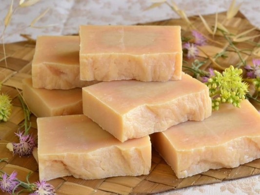 Jabón artesanal<br/>Han surgido muchas marcas de jabones eco-friendly, hechos a base de aceites, flores, entre otros.<br/>