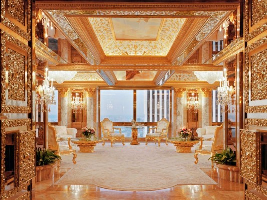9. Tiene varias mansiones y apartamentos. Uno de sus favoritos – y más famosos- era su emblemático penthouse en Trump Tower en New York, ubicado sobre la esquina de Park Avenue y la calle 59, que recientemente vendió por 21 millones de dólares. En sus 600 metros cuadrados, el penthouse tiene cinco dormitorios y siete baños, decoración Luis XV y revestimientos en mármol y oro de 24 quilates, una fuente y una puerta, lo creas o no, con aplicaciones de oro y brillantes. Sí, estamos de acuerdo, ¡es excesivo!