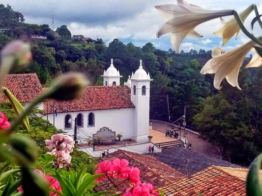 11. Recorrido por spots gastronómicos de Santa Lucía. El atardecer es el mejor momento para recorrer este pintoresco pueblo a apenas minutos de Tegucigalpa donde cada vez surgen más sitios gastronómicos para complacer a todo tipo de foodies. Desde el recién abierto Plaza Santa, con comida basada en las tradiciones hondureñas con un twist moderno y un bar casual con vistas a la laguna hasta una pequeña y exquisita selección de cafecitos, a cual más original, con aromáticas propuestas.
