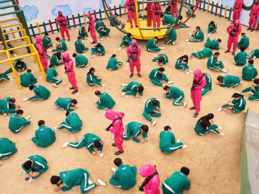 SQUID GAME (NETFLIX)<br/>Estamos hablando de la serie que más generó audiencias en un año. Se trata de la historia de cientos de personas que se inscriben para ganar millones y solventar todas sus necesidades jugando a un juego de niños, pero estos no se imaginaban que la garantía era su propia vida.<br/>