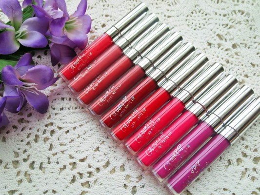 2. Ultra Matte Lip <br/>Estos labiales mate vienen en una formula líquida que dura todo el día en tus labios. Están hechos de los mismos ingredientes que los Lip Kits de Kylie Cosmetics. Los colores recomendados: Avenue, LAX, Tulle, Beeper, Lumière 2, Notion y Bumble.<br/>