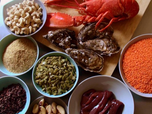 Selenio. Es un mineral que mantiene los músculos sanos, retrasa el envejecimiento y neutraliza la acción de los radicales libres, como el estrés, contaminación, alcohol y cigarrillo. Se encuentra en carnes, pescado, nueces, langosta, pan integral y avena.<br/>