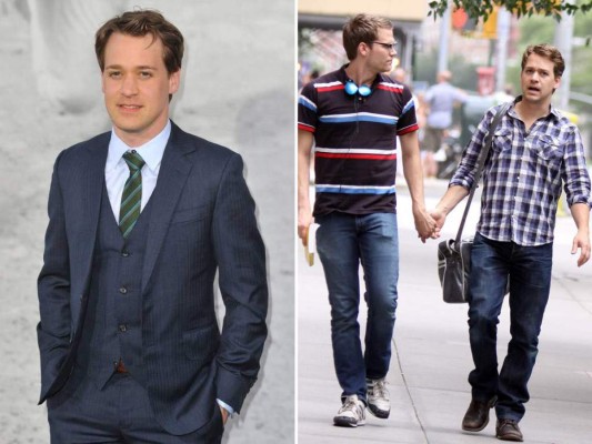 T.R. Knight. Tuvo que dejar “Anatomía de Grey” por ser gay. Todo empezó cuando Isaiah Washington me llamó ‘maricón de m…’ en mitad de la grabación. En ese momento, hablé con Shonda Rhimes, productora de la serie, y le expliqué que tal vez había llegado el momento de hacerlo público. La prensa amarilla se estaba centrando en mi vida privada. Y fue así que lo dije y me sentí más aliviado<br/>