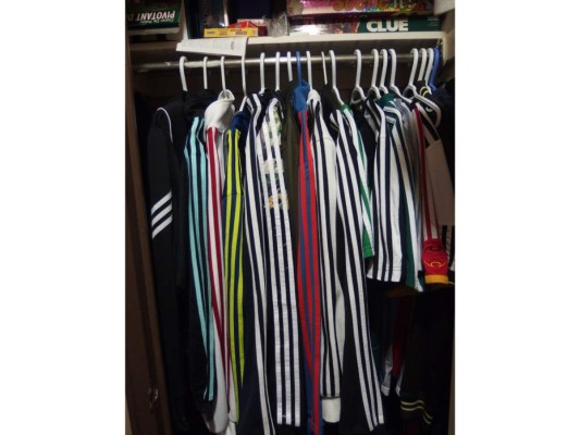9. Ropa en serie. Sabemos que nos inclinamos por cierto tipo de estampados o diseños que al final adquirimos prendas casi en serie. Revisa bien tu armario y deshazte de los estilos demasiado parecidos que no se sabe si usas uno u otro.