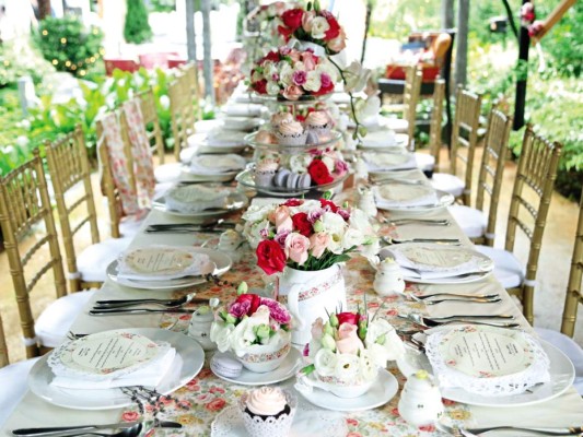 Estilo inglés. Se refleja especialmente en las bodas de jardín. Predominan elementos como encaje, guirnaldas de hojas verdes o follaje con toques de flores. Estas bodas tienen un irresistible look antiguo.