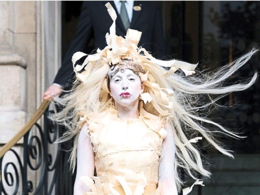Un look como sacado de una película de terror donde la tez pálida se acentúa con su peluca de pelo largo y maquillaje tétrico<br/>
