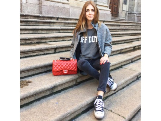 La famosa blogger Chiara Ferragni los lleva a la perfección con skinny jeans y un statement bag de Chanel