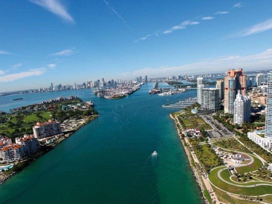Miami, un destino moderno y trendy. Disfruta de las palmeras, la costa y las puestas de sol frente al mar.