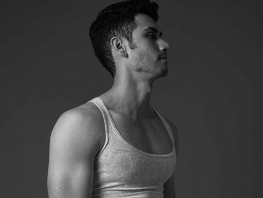 Alex participó en la serie, también de netflix ''El Club'', donde dejo impresionadas a sus fans por su buena representación de su papel como Pablo Caballero.<br/>