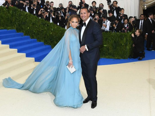 Fuentes cercanas mencionaron que no había nada formal en su relación ya que sólo estaban pasándola bien. Sin embargo debutaron como pareja oficialmente en mayo de 2017, en la Gala MET.