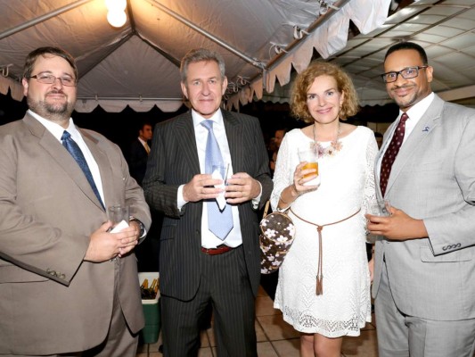 Recepción para despedir al embajador James Nealon