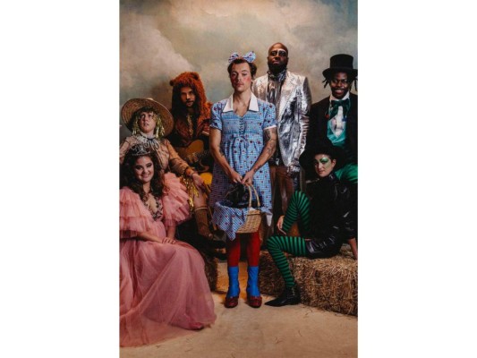 Harry Styles y su equipo se convirtieron en los personajes de El Mago de Oz. Harry en esta ocasión se disfrazó de Dorothy con un traje de Gucci.