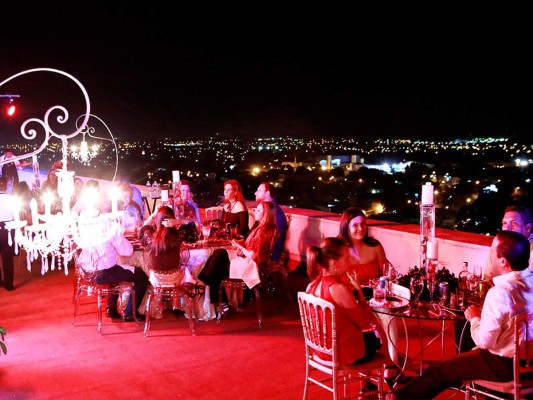 Cena de parejas en la azotea