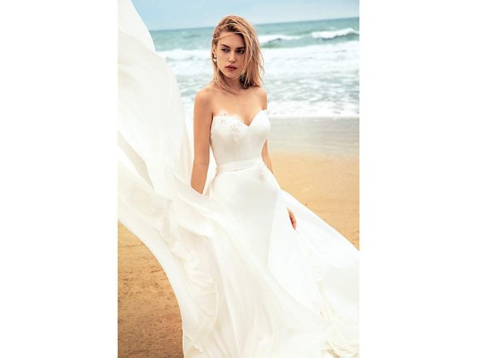 “A través de la luz y las sombras para expresar la belleza del amor”, con esa frase define Pharis su colección bridal SS 2021, cuya confección representó un verdadero reto debido a las restricciones generadas por la pandemia y su impacto en el bridal market. Sin embargo, el diseñador no defrauda con estos impresionantes diseños con los que marca un statement de elegancia moderna.