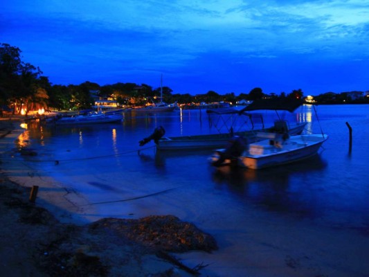 Descubre Roatán de noche