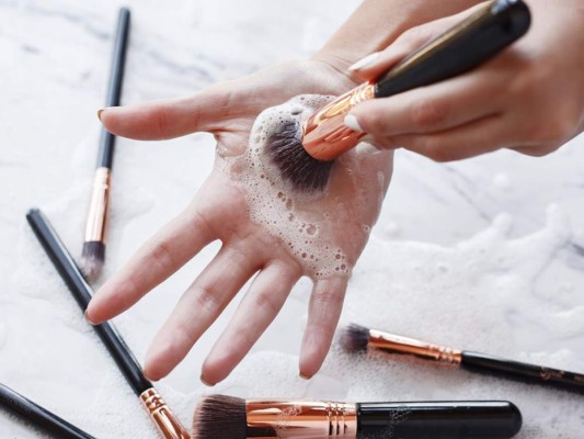 Tips para mantener limpias tus brochas de maquillaje   