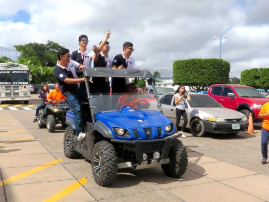 Entrance de los Seniors 2017 de Macris School