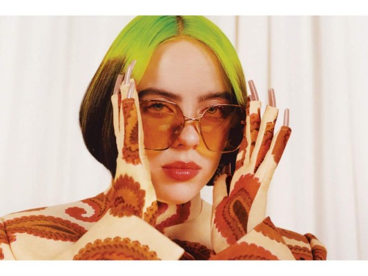 Billie Eillish<br/>Creemos que no ocupa ser introducida, pero de todos modos lo haremos. Billie es una cantante y compositora americana que empezó su carrera en el 2015 con solo quince años de edad, lanzando su primer hit, Ocean Eyes. Desde que empezó su carrera ha ganado más 60 premios y ha roto récords con sus hits. No hay quien la pare, ¿y quién quisiera hacerlo? Su estilo es único y la manera en que se conecta con su público es aún más.