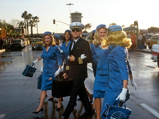 Frank Abagnale Jr. Catch me if you can (2002). Leo se ha inclinado por interpretar personajes reales, una tendencia que comenzó con Frank Abagnale Jr., el protagonista de Atrápame si puedes, quien antes de cumplir diecinueve años consiguió millones de dólares haciéndose pasar por piloto de una empresa aérea, por médico y por abogado. Bajo la dirección de Steven Spielberg, DiCaprio se lució junto a Tom Hanks.