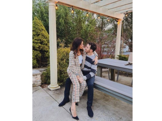 Kevin Jonas. “Happy Thanksgiving”, escribió Kevin junto a una postal en la que sale con su esposa Danielle Jonas. Una de las parejas que más años tienen de estar juntos ¡Qué lindos se miran!