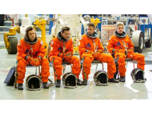 En julio de ese año, One Direction lanzó Drag Me Down, el primer sencillo de su próximo álbum sin Zayn. A pesar de no haberlo promocionado, éste alcanzó el puesto número uno de múltiples listas en todo el mundo.<br/>