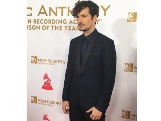 Carlos Campos vistió al cantante Tommy Torres en los Latin Grammy 2016