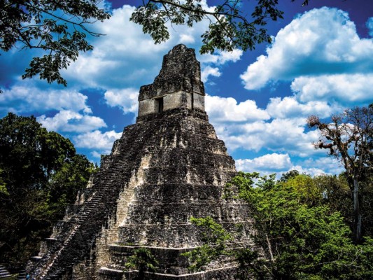 Guatemala, ruta ancestral maya<br/>Para iniciar con esta aventura es imperativo visitar las ruinas mayas de Tikal en la selva del Petén. El museo Morley exh-be valiosas cerámicas y objetos del lugar, mientras que en el centro de visitantes hay otro que alberga varias estelas de este parque.Una visita a Lago Atitlán también es un must.<br/>