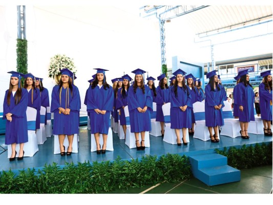 La graduación de los seniors 2016 de Macris School