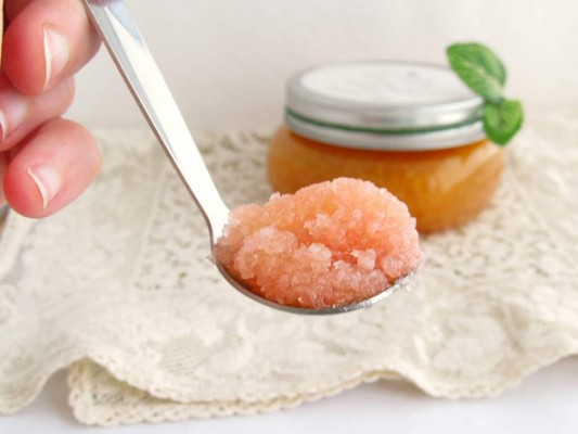 Prepara una mascarilla exfoliante mezclando partes iguales de sal, arcilla y miel hasta obtener una mezcla homogénea. Obtendrás una textura arenosa. Frota el área donde tienes puntos negros durante unos cinco minutos. Enjuaga con agua templada, retira todos los restos y seca bien. El resultado te sorprenderá.