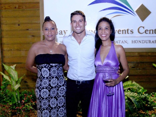 Ayfoss Navares, Phillip Schneider y Cristy Garrido, anfitriones de la inauguración del Centro de Convenciones (foto: Emilio Flores)