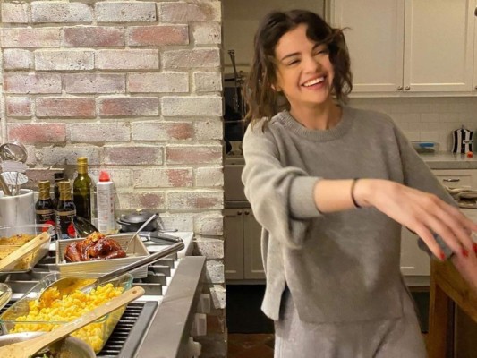 SELENA + CHEF<br/><br/>El estreno de la serie de cocina que contará con 10 episodios sin guion, donde Selena Gómez se convertirá en la chef casera, ha sido muy esperado por los fans de la cantante.<br/>