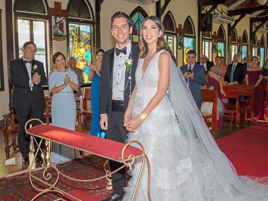 Eduardo Interiano y Lucía Chicas celebran boda eclesiástica