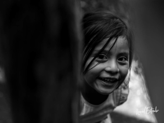 En los pueblos de Honduras la vida transcurre sin prisas. Los niños sonríen a los visitantes de manera espontánea, con dulzura y un poco de curiosidad