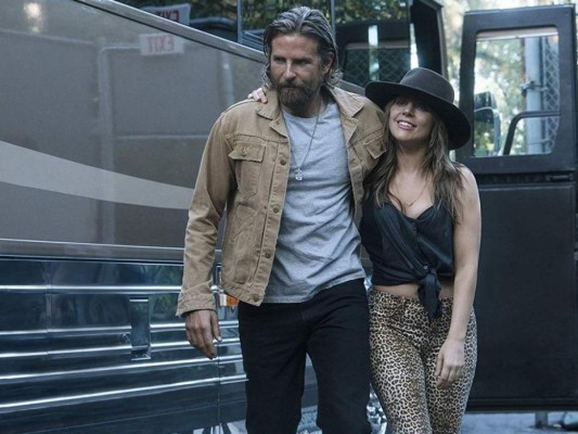 4. A star is born<br/>¿Quién no ha visto este filme dirigido por el mismo Bradley? Él interpreta a Jackson Maine, un músico que se enfrenta a sus inseguridades y adicciones en las sombras de su éxito. Esta cinta hizo que lo nominaran como Mejor Actor en los Óscar y Globos de Oro. Tiene 90% de recepción en Rotten Tomatoes. <br/>