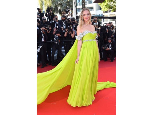 El vestido de la influencer Chiara Ferrragni fue hecho a la medida por Giambattista Valli, tenía unos detalles hechos de aluminio reciclado en su escote de los hombros.