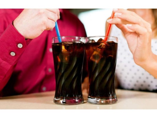 Refresco<br/>Esta bebidas no son nada buenas para tu piel ya que esos ácidas, además si consumes un refresco por noche lo más seguro es que luzcas más grande de lo que en verdad eres.<br/>