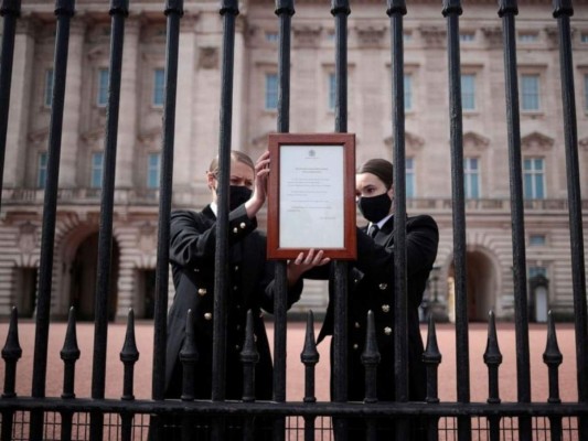 La familia real ordenó colocar el comunicado oficial en la entrada del Palacio de Buckingham, ubicado en Londres.