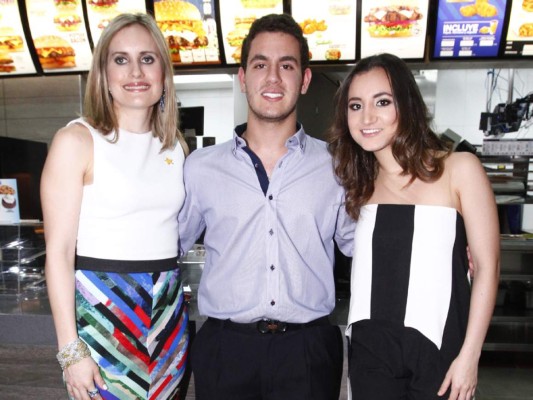Brindis por la inauguración Carl's Jr.&nbsp;&nbsp;