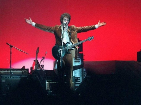 Hoy hace 6 años el mundo perdió al artista y compositor Gustavo Cerati. En homenaje al grandioso cantante, te traemos una recopilación de los mejores éxitos que el músico acumuló en su carrera, tanto en el famoso grupo Argentino Soda Stereo como también durante su fase de solista.