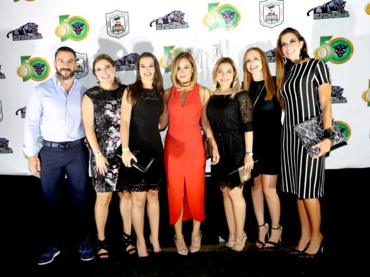 Cleto Alvarez, María Alicia Tavel, Pili Montes, Elynora Núñez, Ruth Llanes, Ana Mahomar y Shadya Kafati (Fotos: Hector Hernández)