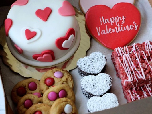 Valentines treat box con galletas, brownies, mini cake con heart shapes y rice krispies by @minichefshn<br/><br/>