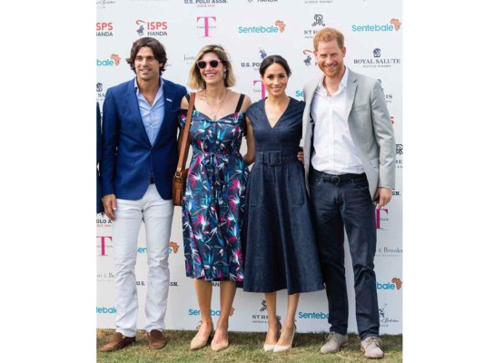 Meghan Markle y el Príncipe Harry se besan tras su victoria en el polo