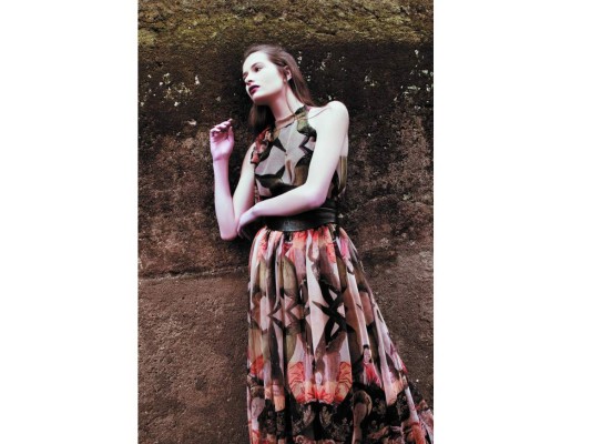 Romance is in the air. Liviano y femenino, el chiffon cobra vida en las manos de Fernando Alberto en esta colección inspirada en su viaje a Rusia, “ahí pude apre-ciar el arte ecléctico y el posicionamiento que dan en ese país a la mujer en su arte”, dice el diseñador quien complementó sus diseños con cinturones by Danilo’s Pura Piel.